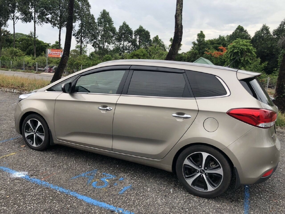 Kia Rondo Gath 2.0AT 2016 màu vàng cát