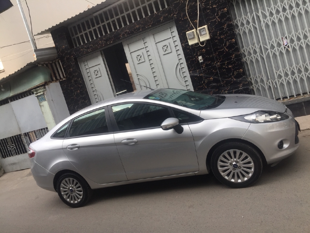 Bán Ford Fiesta 2012 tự động màu bạc xe đi kỹ như mới