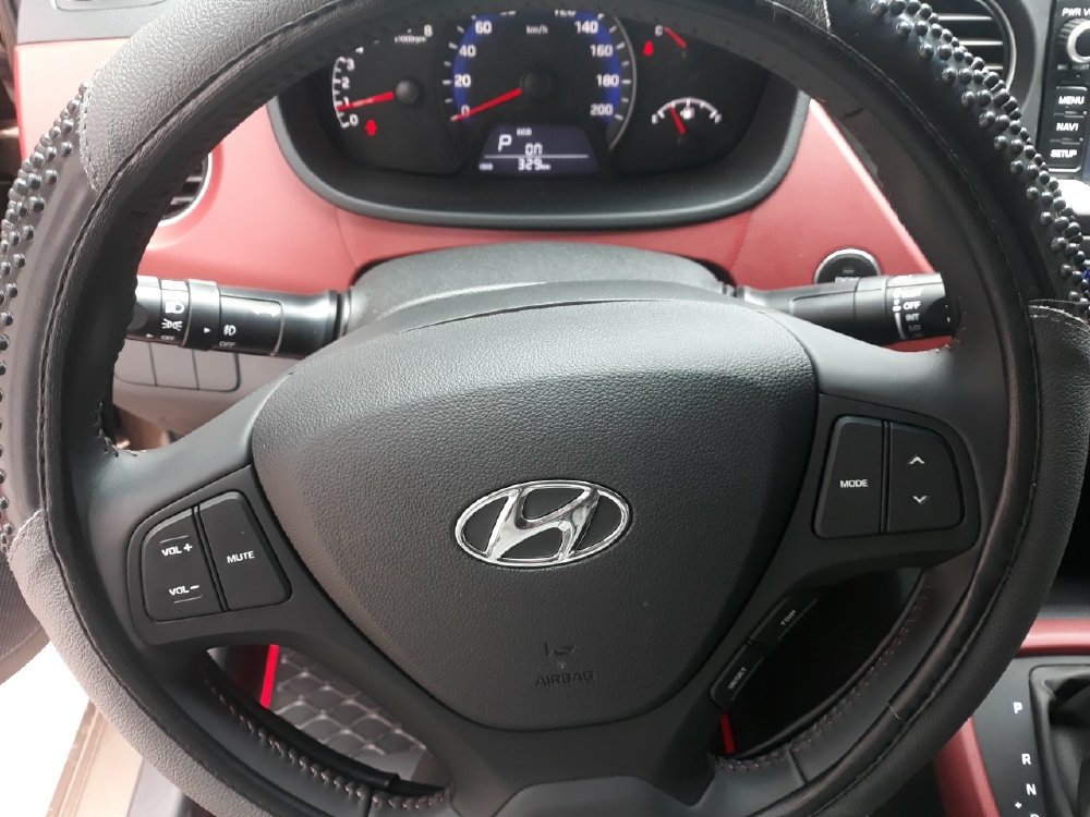 Bán Hyundai Grand i10 1.2AT sedan màu vàng cát số tự động sản xuất 2019 biển Sài Gòn đi 300km