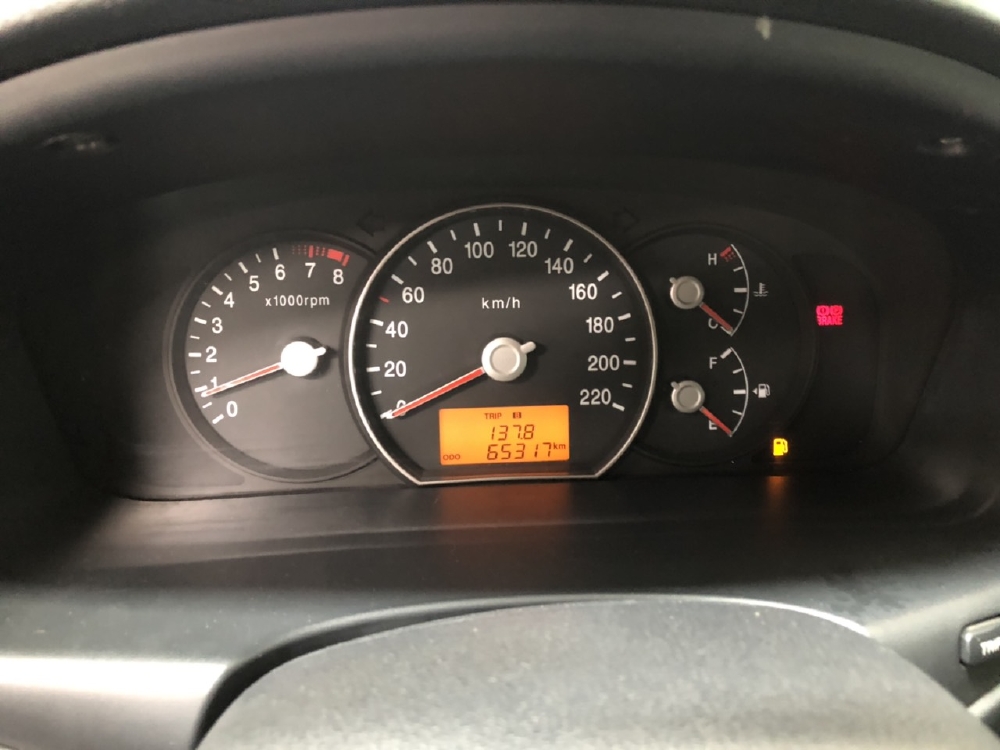 Bán Kia Carens EX 2.0MT màu trắng số sàn sản xuất 2016 biển Sài Gòn đi 65000km