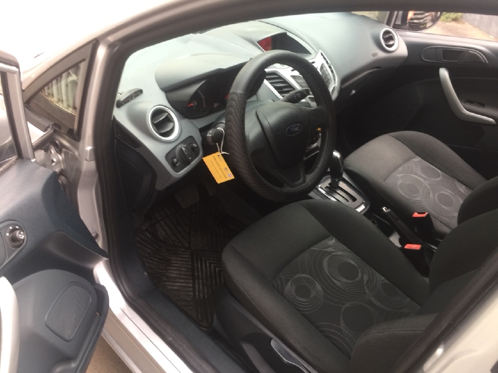 Bán Ford Fiesta 2012 tự động màu bạc xe đi kỹ như mới