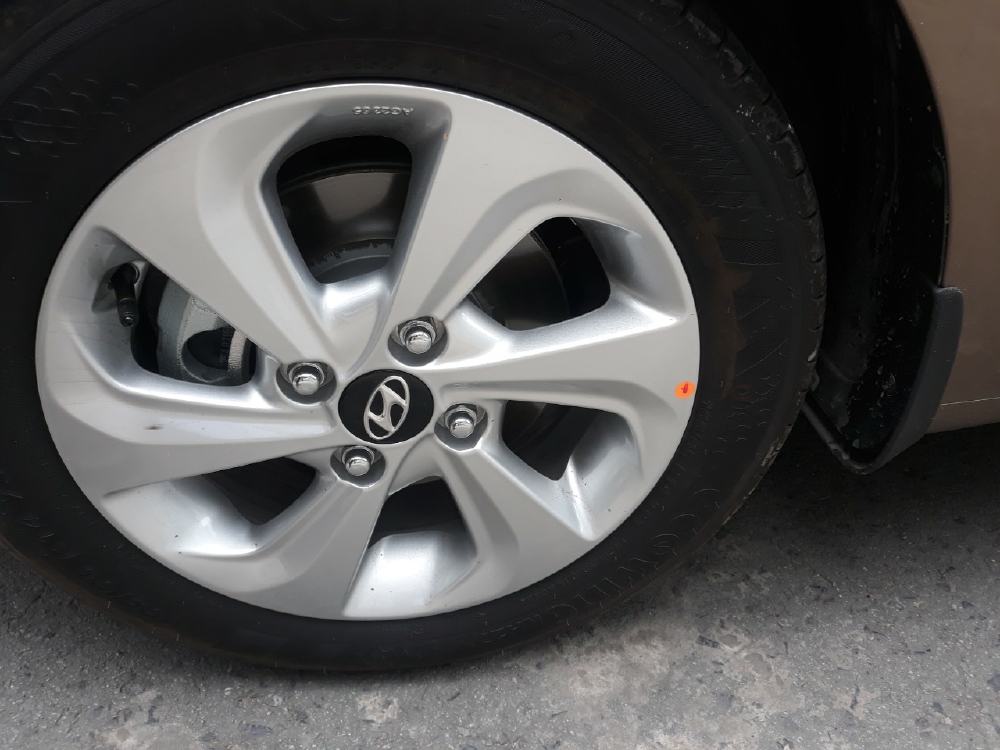 Bán Hyundai Grand i10 1.2AT sedan màu vàng cát số tự động sản xuất 2019 biển Sài Gòn đi 300km