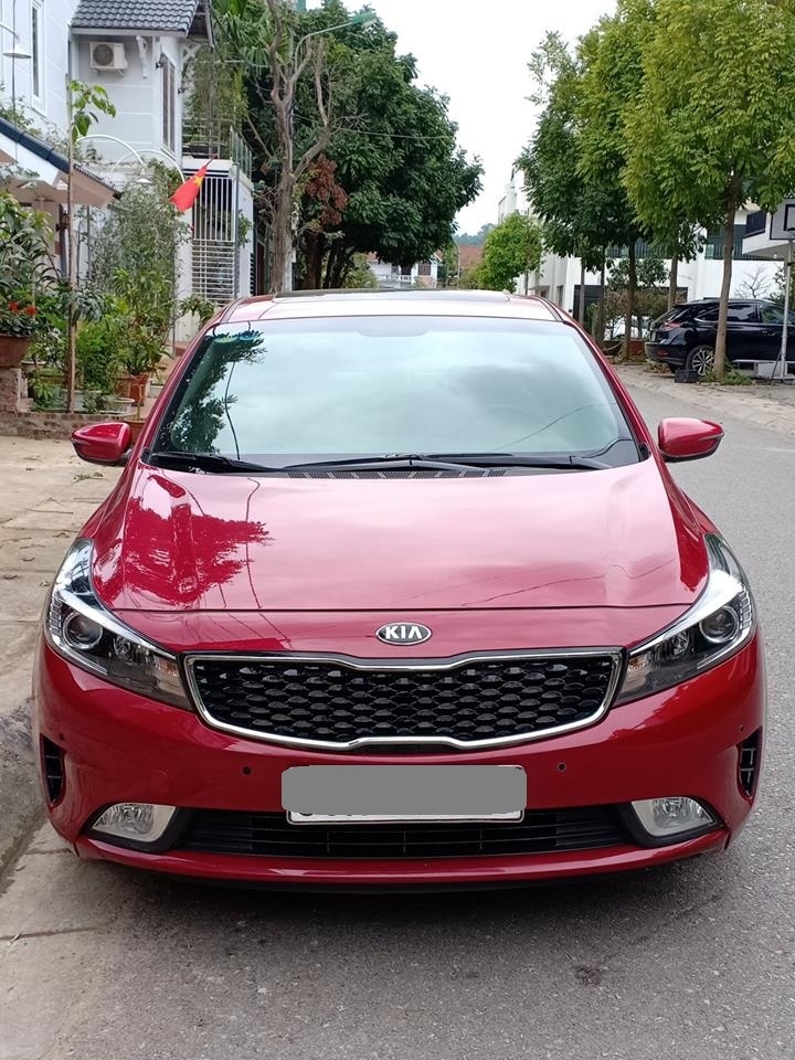 Bán Kia Cerato 2018 tự động màu đỏ xe đi được 4000 km