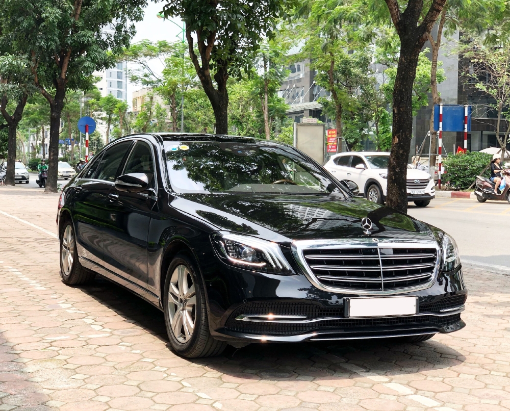 Bán Mercedes S450 2019 màu Đen siêu lướt - rẻ hơn xe mới 600tr