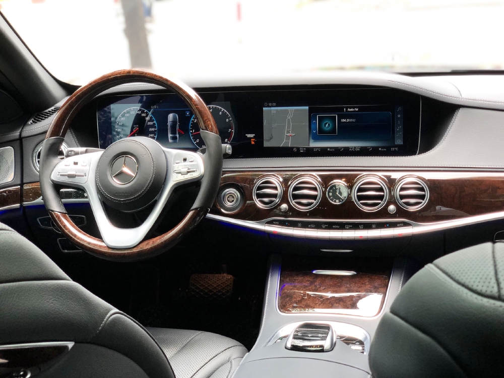 Bán Mercedes S450 2019 màu Đen siêu lướt - rẻ hơn xe mới 600tr
