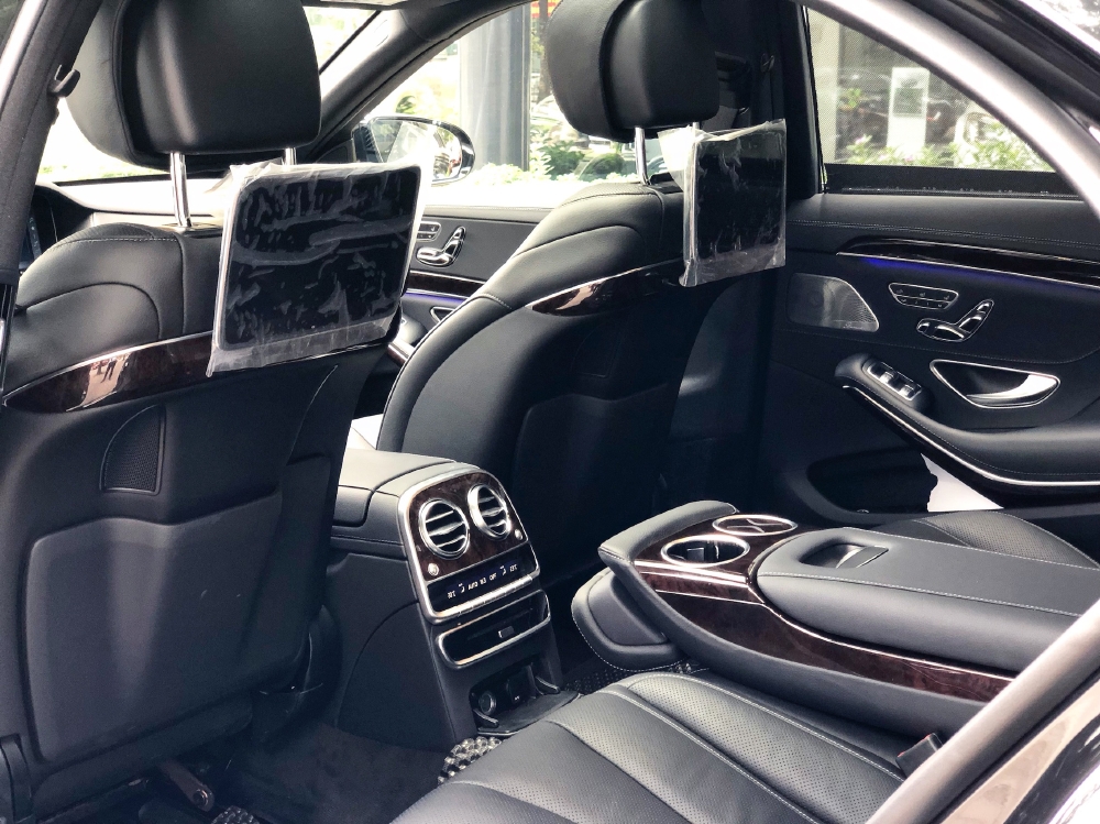 Bán Mercedes S450 2019 màu Đen siêu lướt - rẻ hơn xe mới 600tr