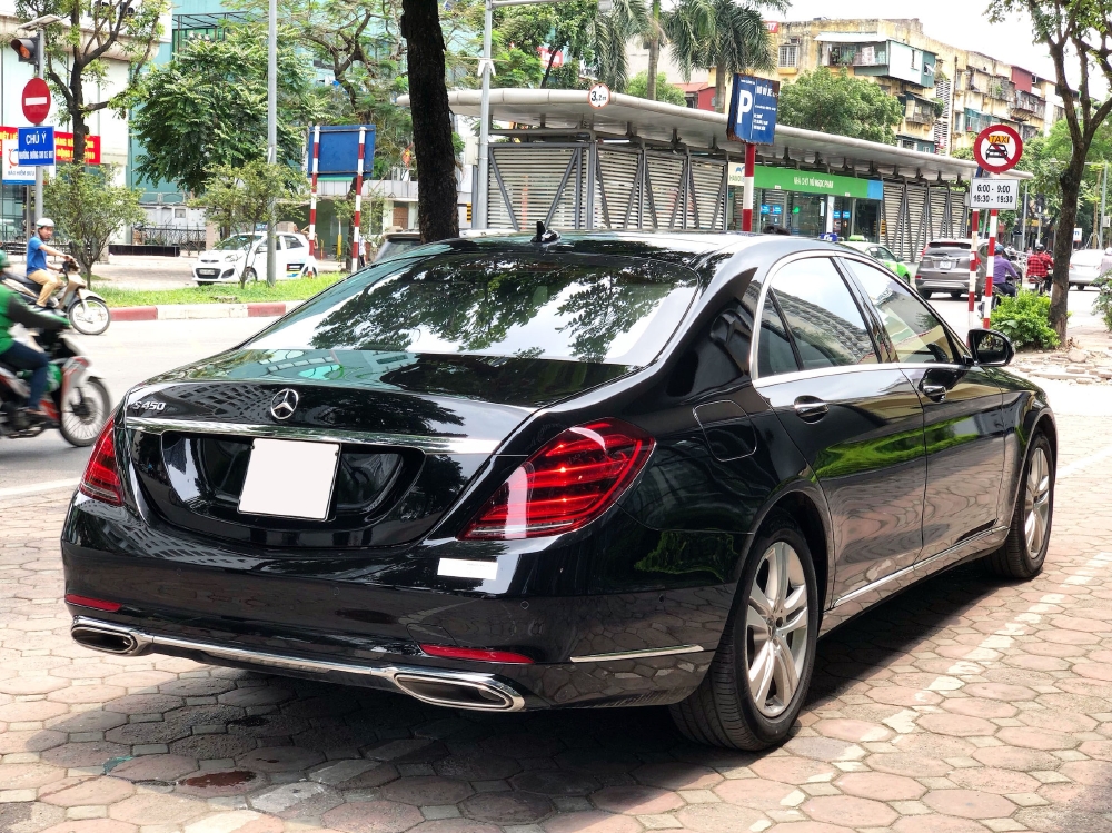 Bán Mercedes S450 2019 màu Đen siêu lướt - rẻ hơn xe mới 600tr