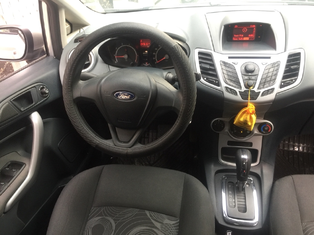 Bán Ford Fiesta 2012 tự động màu bạc xe đi kỹ như mới.