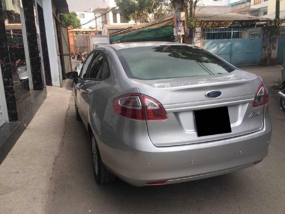 Bán Ford Fiesta 2012 tự động màu bạc xe đi kỹ như mới.