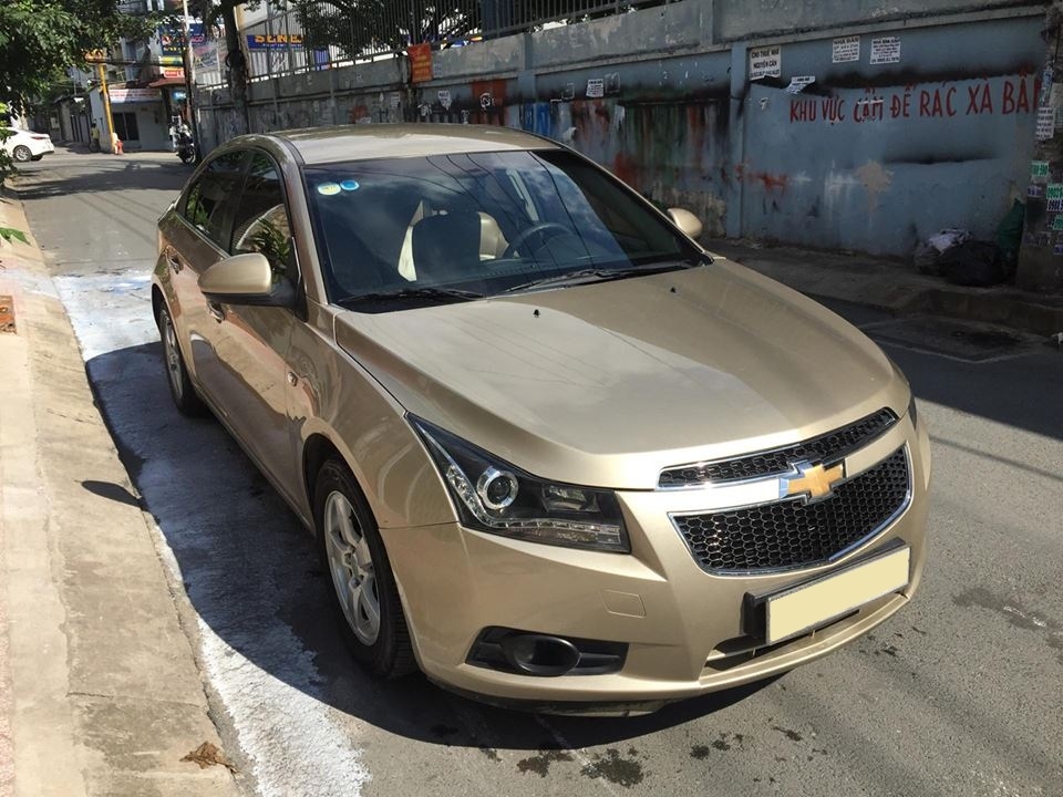 Bán Chevrolet Cruze LS 2011 số sàn màu vàng gia đình chính chủ.
