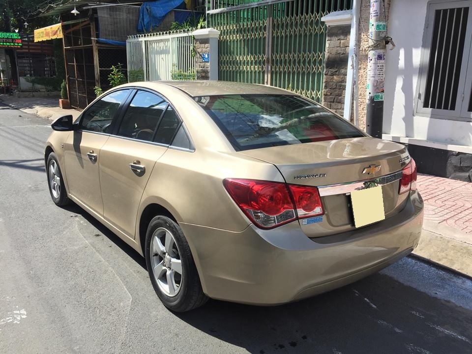 Bán Chevrolet Cruze LS 2011 số sàn màu vàng gia đình chính chủ.