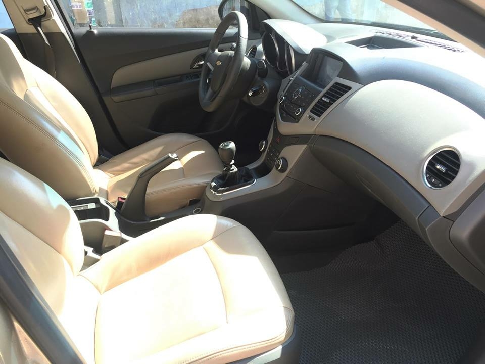 Bán Chevrolet Cruze LS 2011 số sàn màu vàng gia đình chính chủ.
