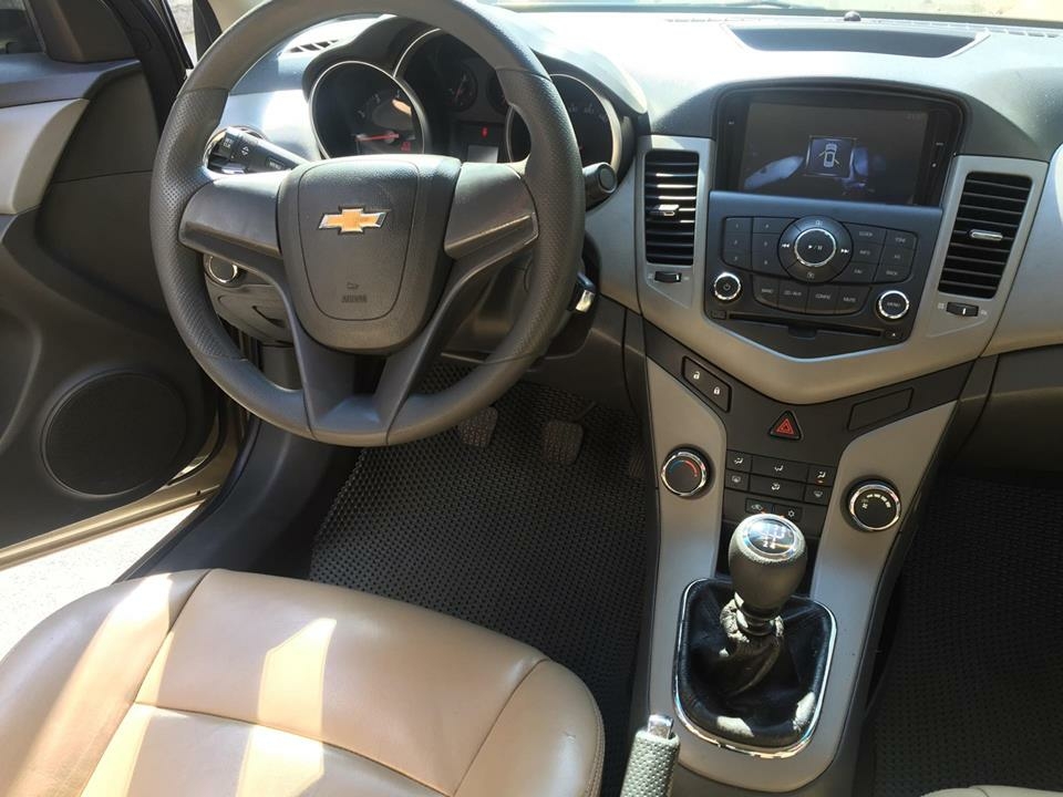 Bán Chevrolet Cruze LS 2011 số sàn màu vàng gia đình chính chủ.