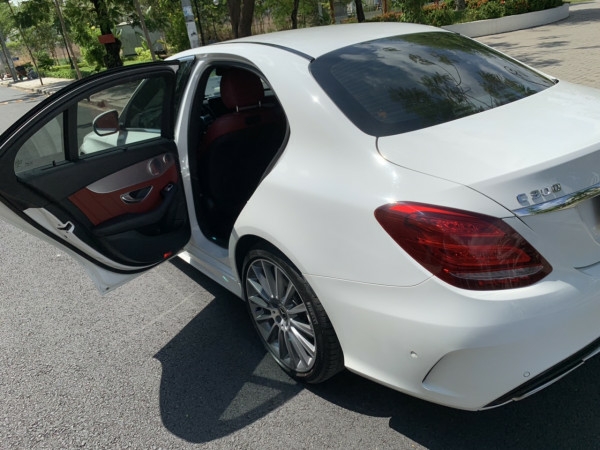 Bán chiếc mercedes C300 AMG 2018 màu trắng bản số tự động 9 cấp