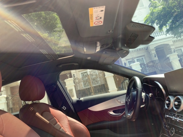 Bán chiếc mercedes C300 AMG 2018 màu trắng bản số tự động 9 cấp