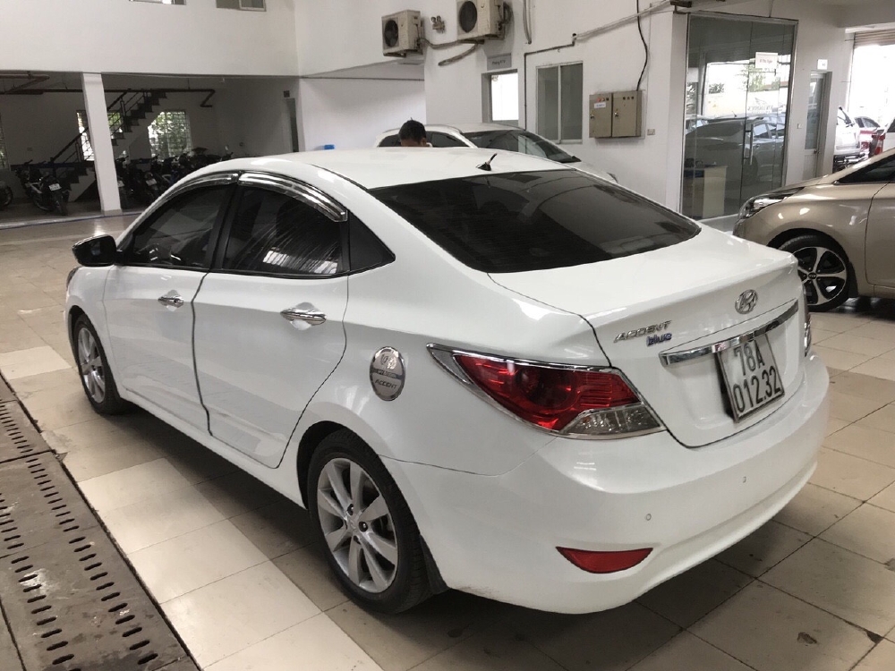 Bán Hyundai Accent Blue 1.4AT sedan màu trắng số tự động nhập Hàn Quốc 2014