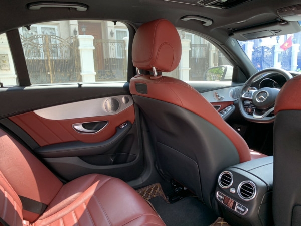 Bán chiếc mercedes C300 AMG 2018 màu trắng bản số tự động 9 cấp