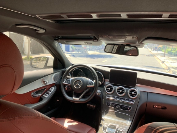 Bán chiếc mercedes C300 AMG 2018 màu trắng bản số tự động 9 cấp