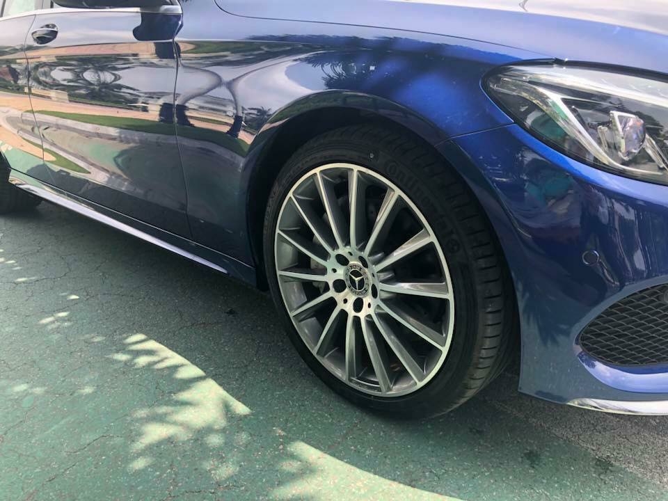 Em cần bán chiếc Mercedes C300 sx 2018 số tự động 9 cấp màu xanh đại dương