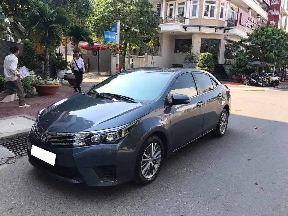 Cần tiền bán xe ô tô Altis 2015, sô sàn, màu xanh, nhà dùng rất kỷ nên còn rất mới