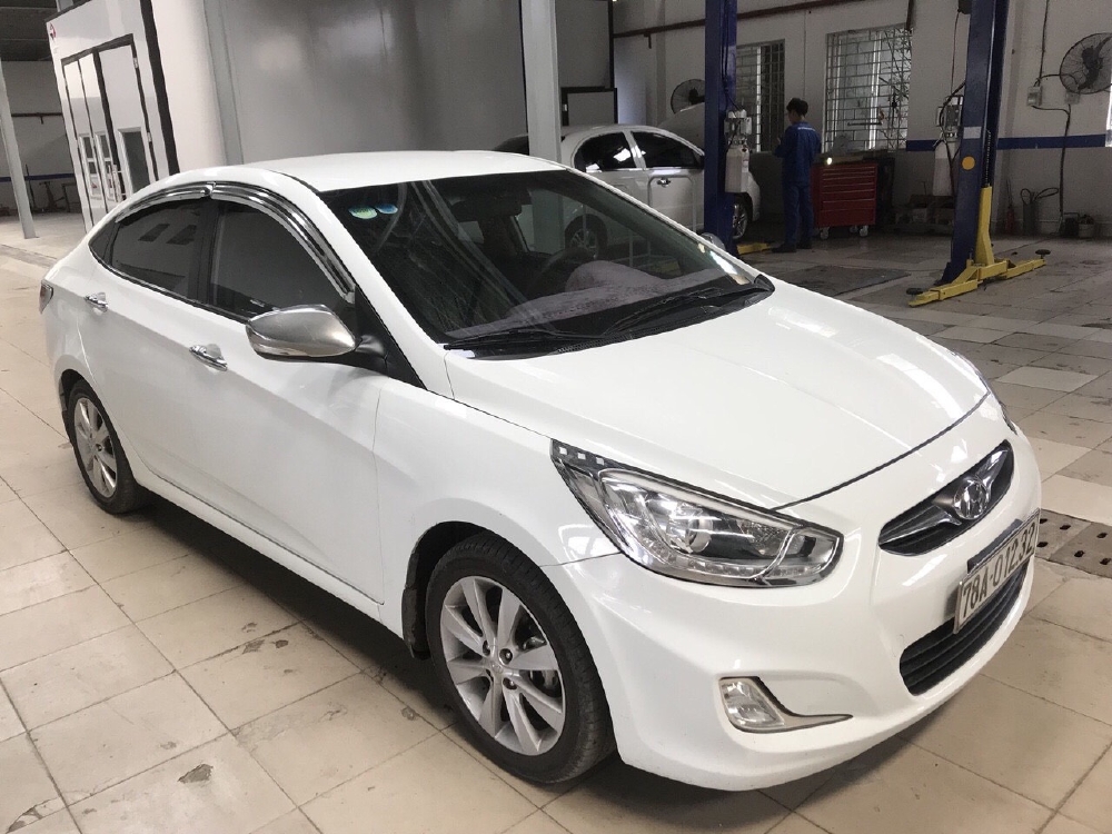 Bán Hyundai Accent Blue 1.4AT sedan màu trắng số tự động nhập Hàn Quốc 2014