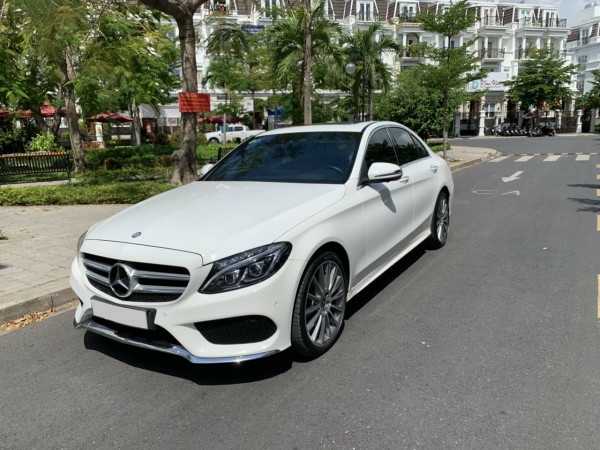 Bán chiếc mercedes C300 AMG 2018 màu trắng bản số tự động 9 cấp