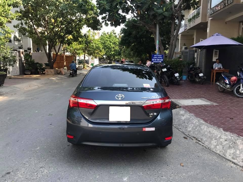 Cần tiền bán xe ô tô Altis 2015, sô sàn, màu xanh, nhà dùng rất kỷ nên còn rất mới