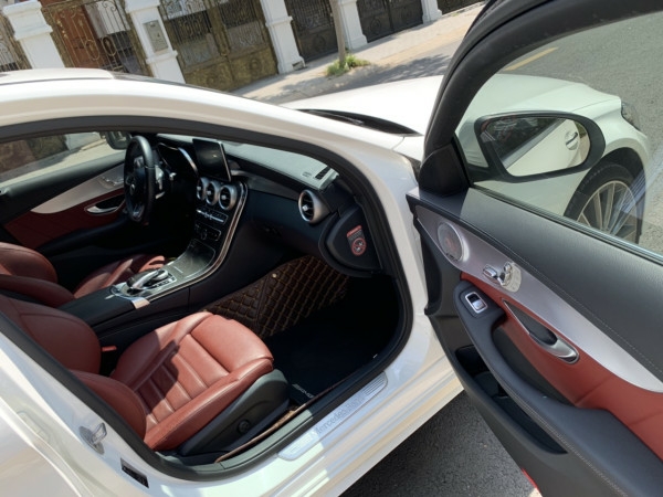 Bán chiếc mercedes C300 AMG 2018 màu trắng bản số tự động 9 cấp