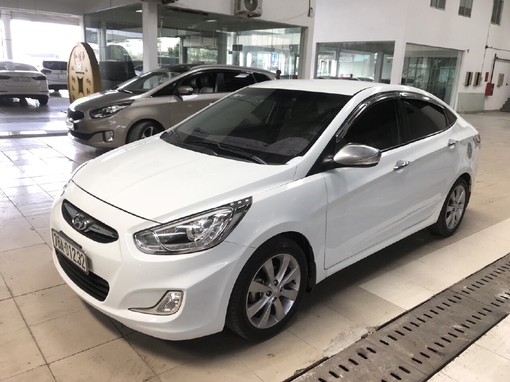 Bán Hyundai Accent Blue 1.4AT sedan màu trắng số tự động nhập Hàn Quốc 2014