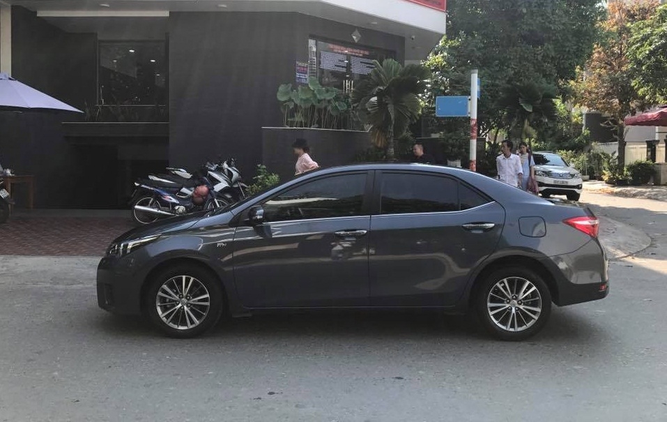 Cần tiền bán xe ô tô Altis 2015, sô sàn, màu xanh, nhà dùng rất kỷ nên còn rất mới