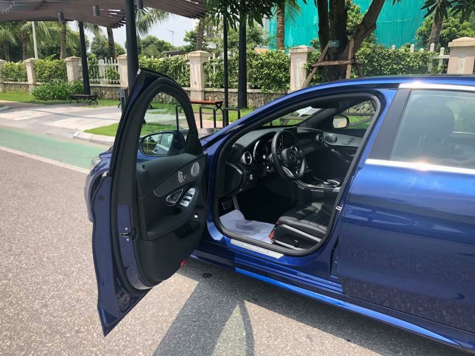 Em cần bán chiếc Mercedes C300 sx 2018 số tự động 9 cấp màu xanh đại dương
