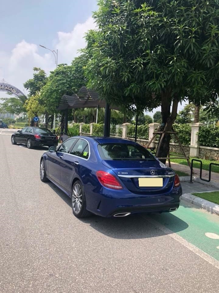 Em cần bán chiếc Mercedes C300 sx 2018 số tự động 9 cấp màu xanh đại dương