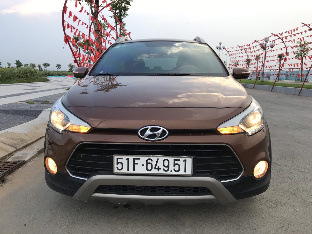 Bán Hyundai i20 Active 1.4AT màu nâu titan nhập Ấn Độ 2015 ĐK 2016 biển Sài Gòn đi đúng 33000km