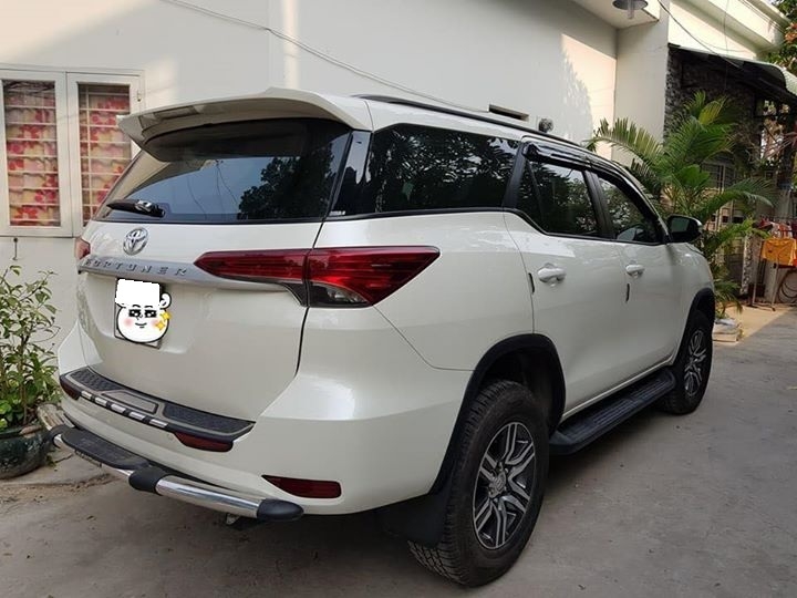 Bán Toyota Fortuner số sàn 2017 máy dầu màu trắng chỉnh chủ