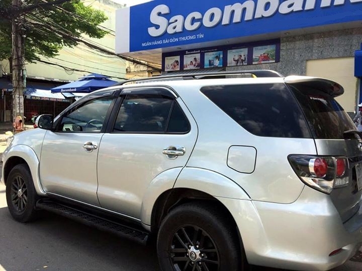 Bán xe Fortuner 2015, số sàn, máy dầu, màu bạc