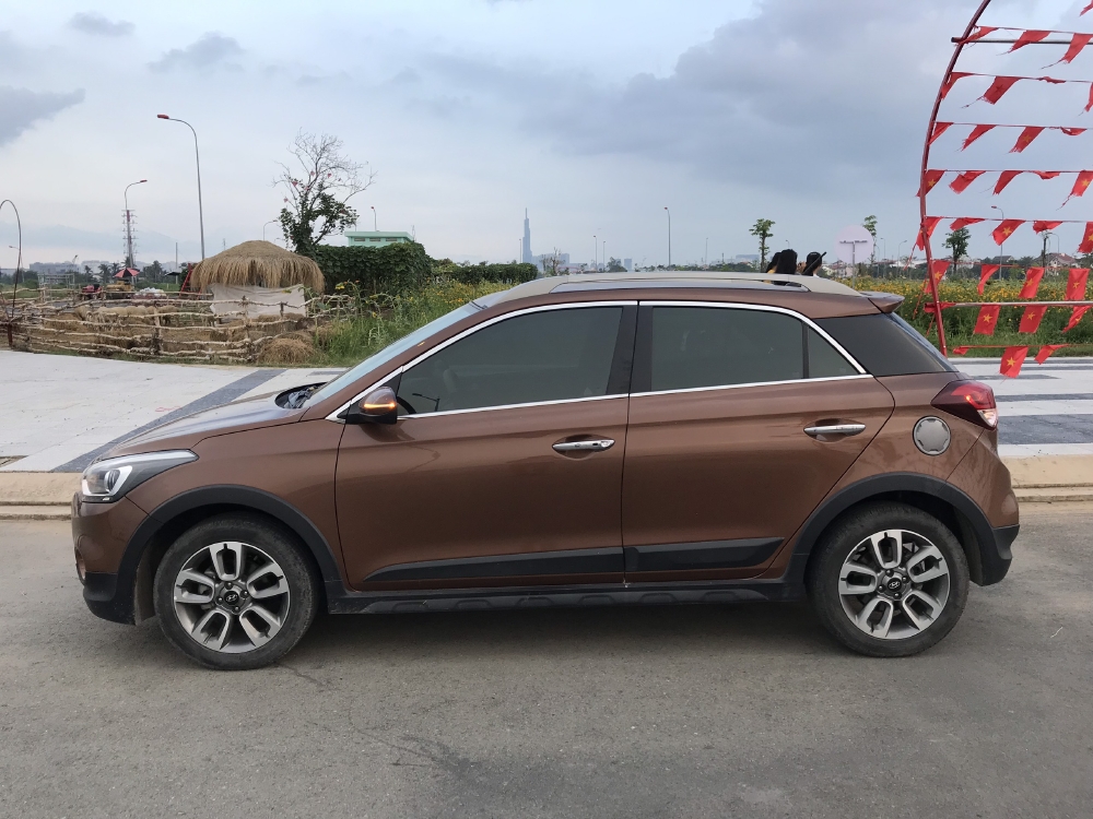 Bán Hyundai i20 Active 1.4AT màu nâu titan nhập Ấn Độ 2015 ĐK 2016 biển Sài Gòn đi đúng 33000km