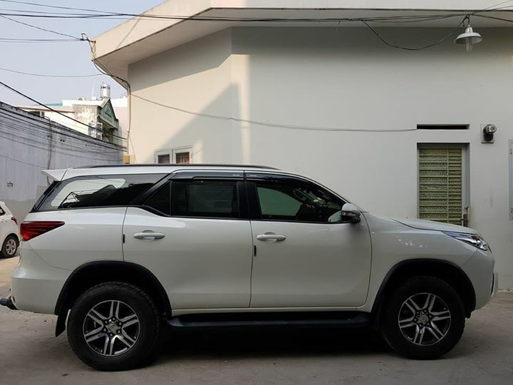 Bán Toyota Fortuner số sàn 2017 máy dầu màu trắng chỉnh chủ
