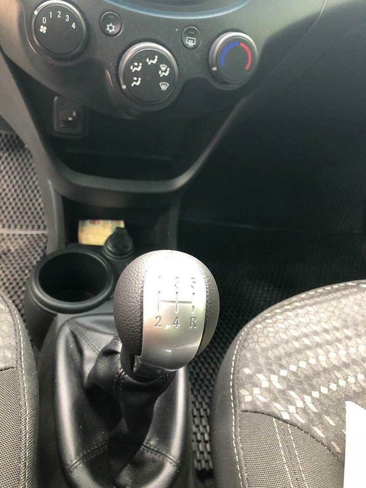 Gia đình cần bán xe Chevrolet Spark LT số sàn 2018 màu đỏ, biển tp