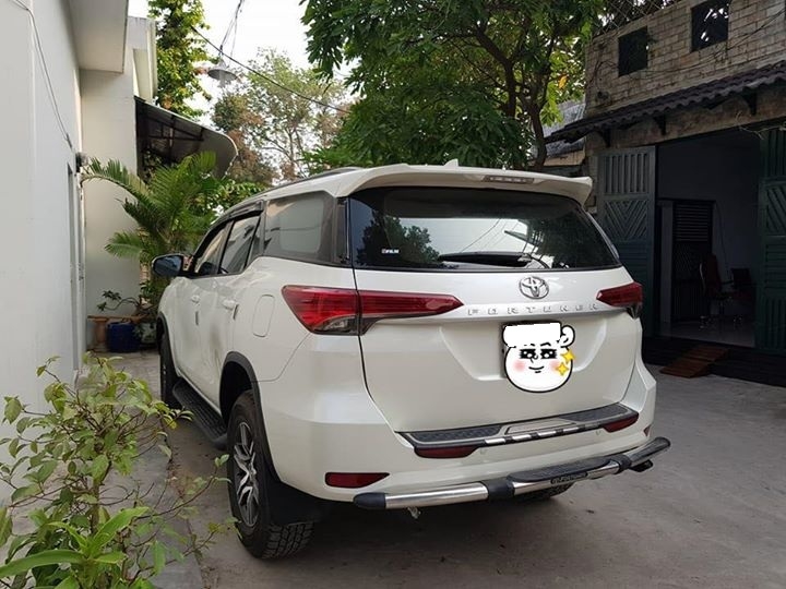 Bán Toyota Fortuner số sàn 2017 máy dầu màu trắng chỉnh chủ