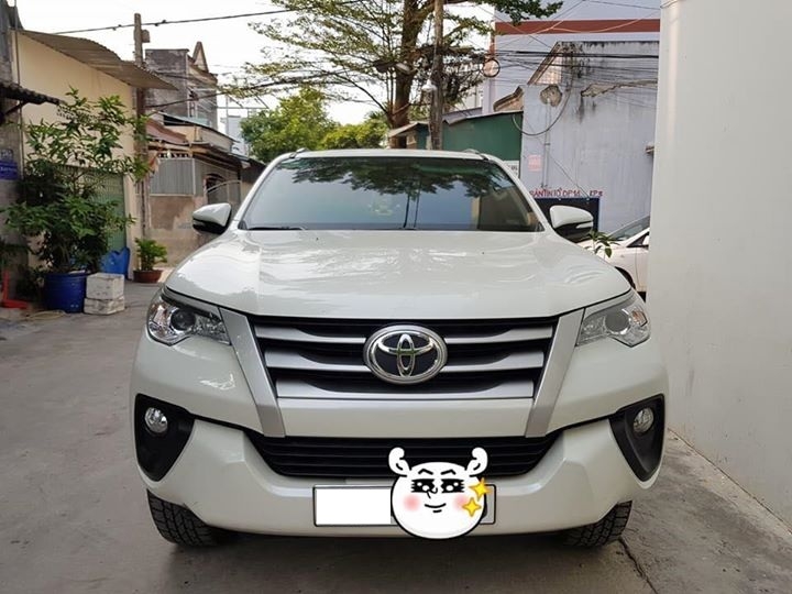 Bán Toyota Fortuner số sàn 2017 máy dầu màu trắng chỉnh chủ
