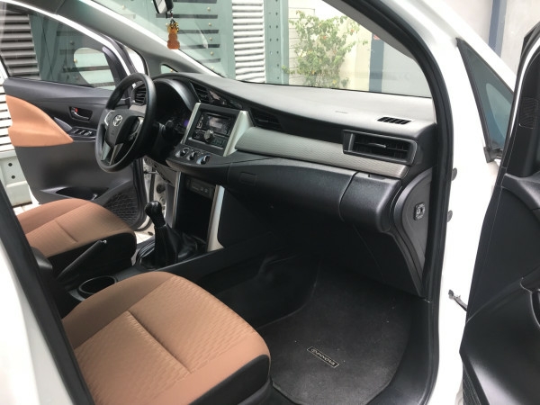 Bán xe Innova 2.0E 2018 số sàn màu trắng nội thất zin nguyên bản