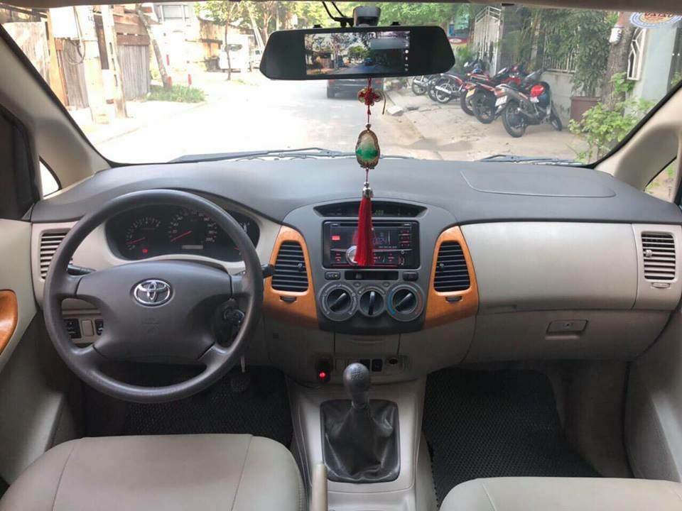 Cần bán xe Toyota Innova 2009 số sàn màu bạc cọp