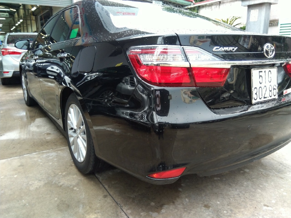 Bán xe Camry 2.0E 2017 màu đen đi 37.200km, xe đẹp như mới, còn bảo hành chính hãng, có hỗ tợ trả góp, hàng hót