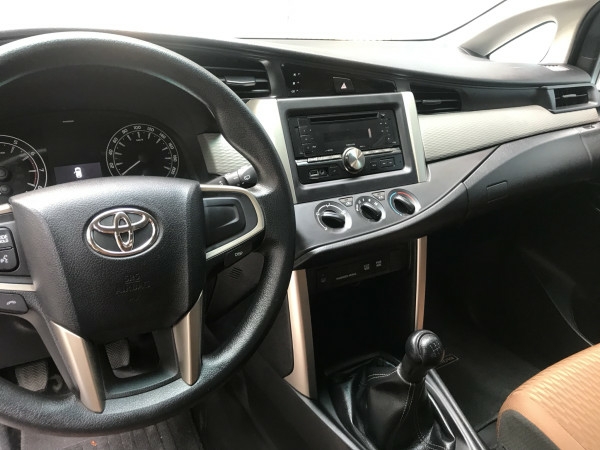 Bán xe Innova 2.0E 2018 số sàn màu trắng nội thất zin nguyên bản