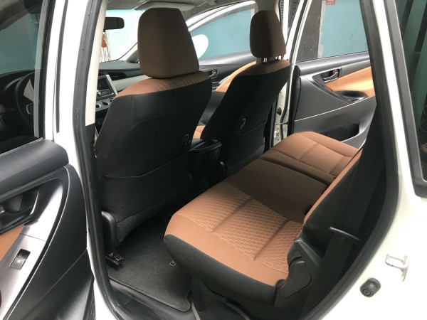 Bán xe Innova 2.0E 2018 số sàn màu trắng nội thất zin nguyên bản