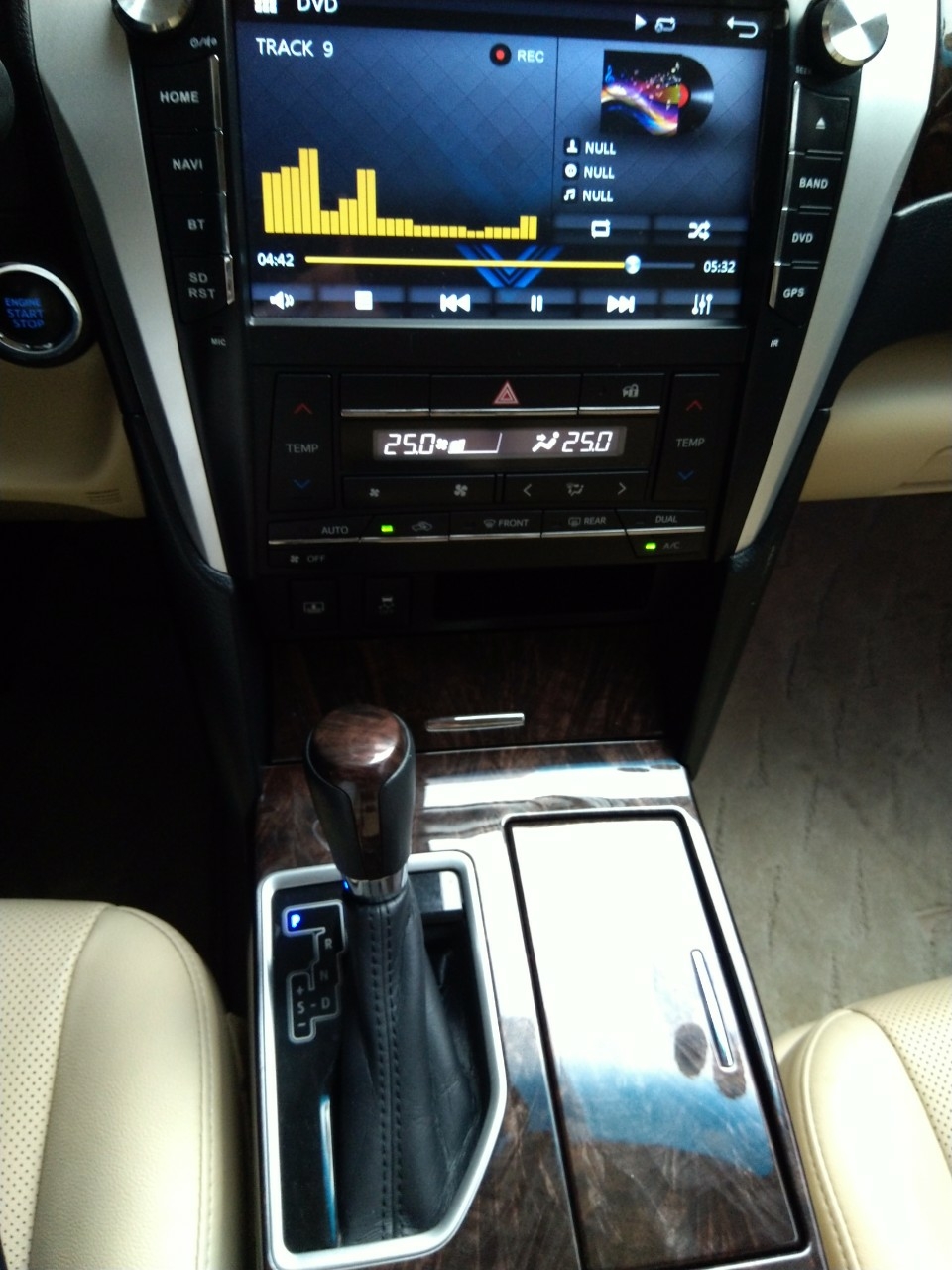 Bán xe Camry 2.0E 2017 màu đen đi 37.200km, xe đẹp như mới, còn bảo hành chính hãng, có hỗ tợ trả góp, hàng hót