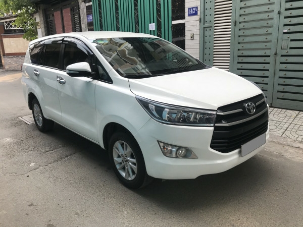 Bán xe Innova 2.0E 2018 số sàn màu trắng nội thất zin nguyên bản