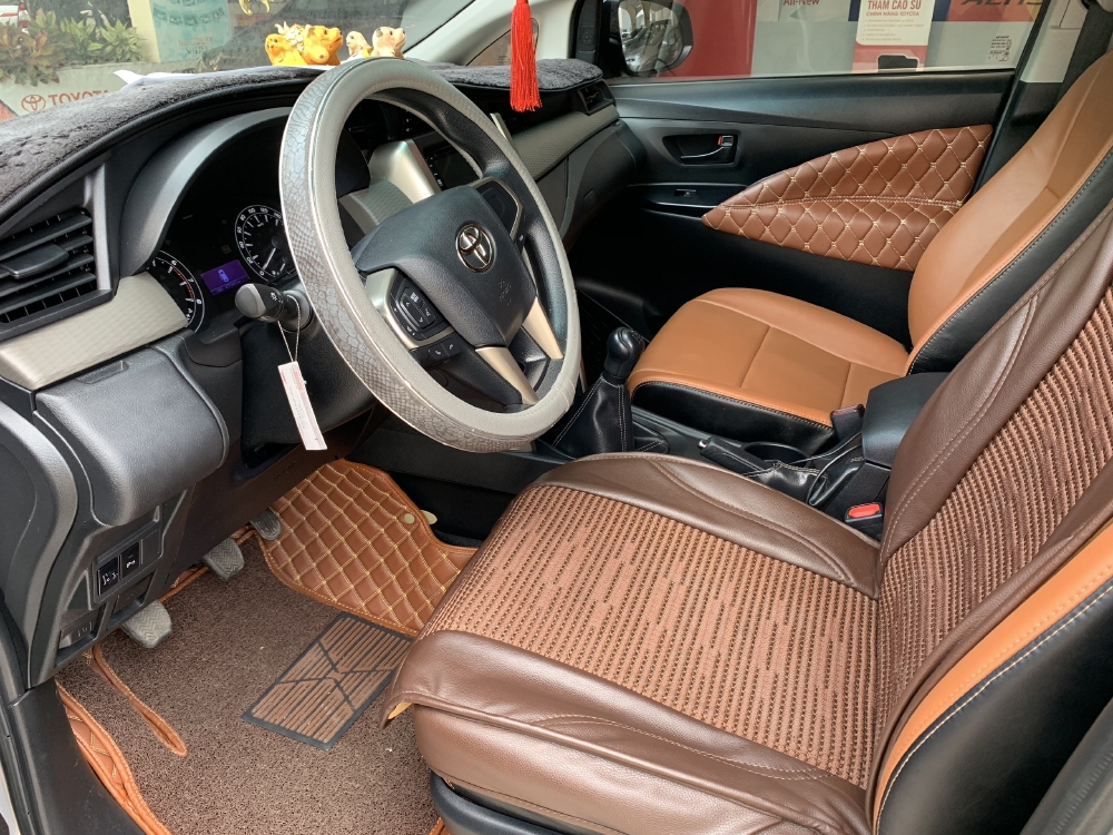 Bán xe Innova E đời 2016, màu bạc, đẹp như gái 18t , chạy được 43 000km , nội thất 3D. Hót duy nhất một chiếc