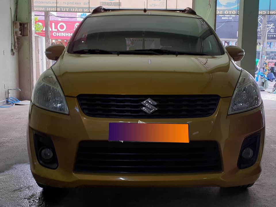 Gia đình cần bán xe Eartiga 2016, số tự động, màu cam hàng hiếm