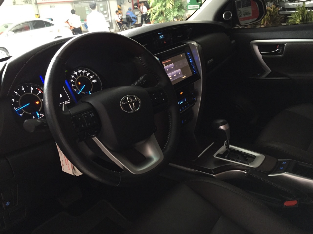 Bán xe Fortuner X 2 cầu  đời 2016 màu bạc xe nhập khẩu, đẹp như xe mới . Đặt biệt xe chỉ mới chạy 15000km thôi ạ. gọi em ngay để được giá tốt nhất nhé.